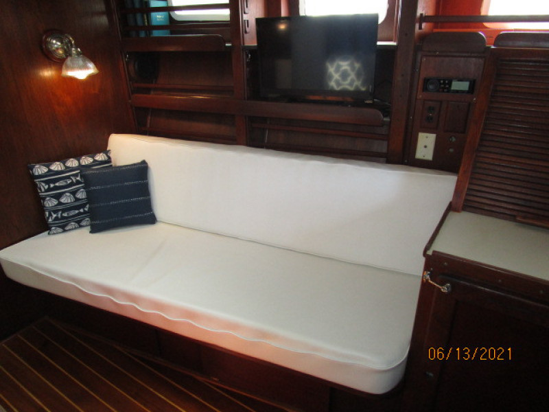 51' Morgan salon starboard seating