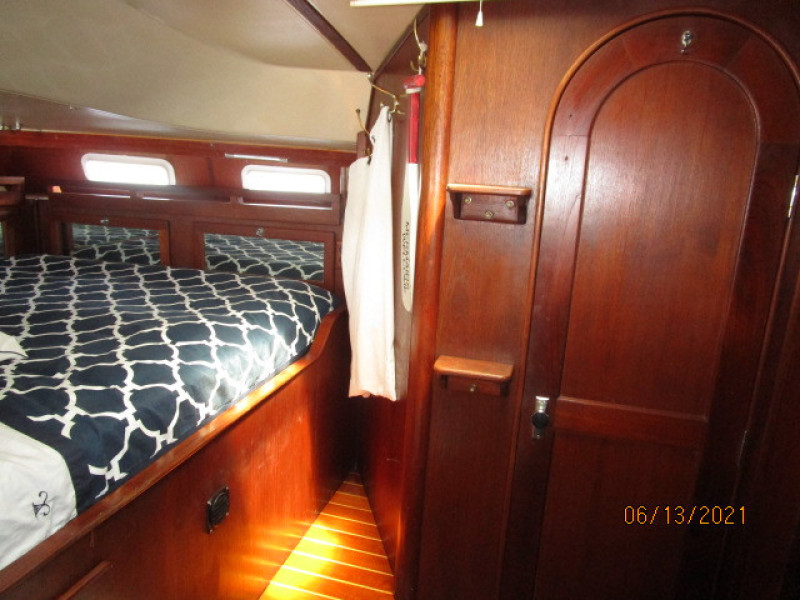 51' Morgan mastre stateroom port