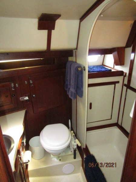 51' Morgan master stateroom head