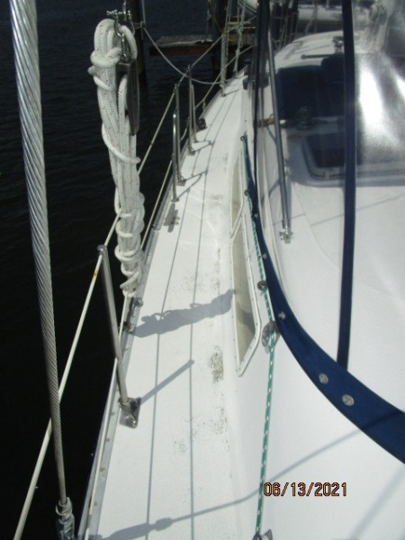 51' Morgan starboard side deck