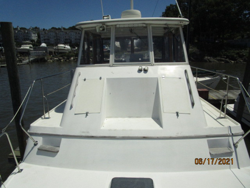 36' Kadey-Krogen foredeck aft