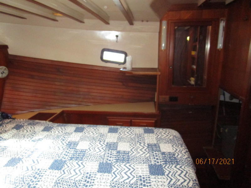 36' Kadey-Krogen stateroom starboard