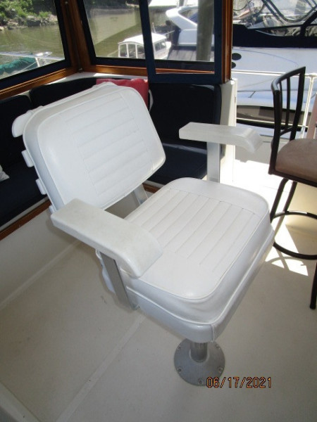 36' Kadey-Krogen flybridge helmseat