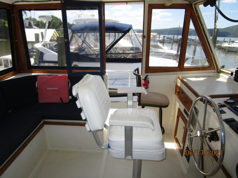 36' Kadey-Krogen flybridge port