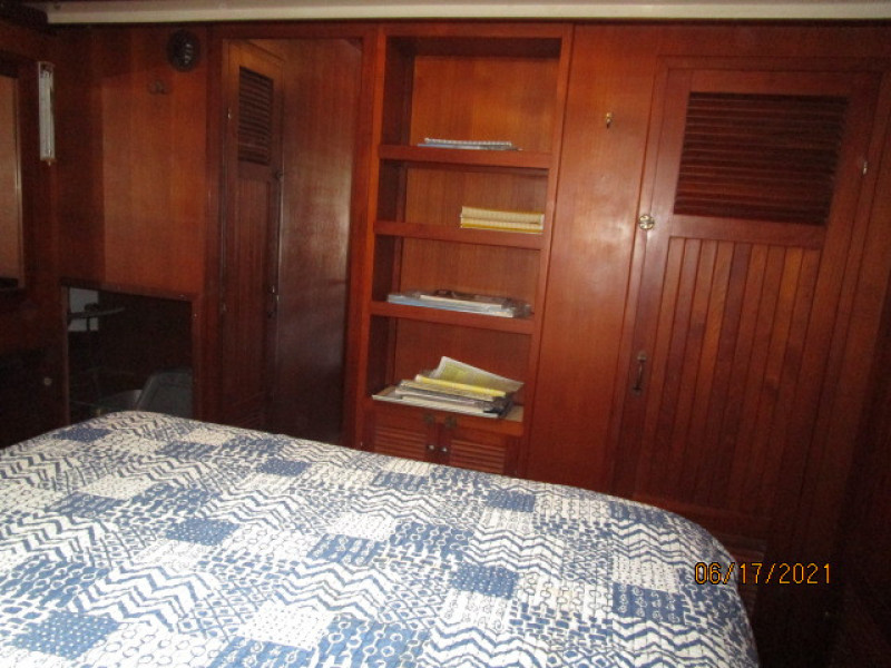 36' Kadey-Krogen stateroom aft
