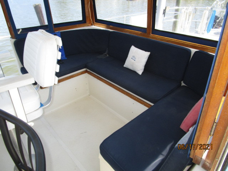36' Kadey-Krogen flybridge seating
