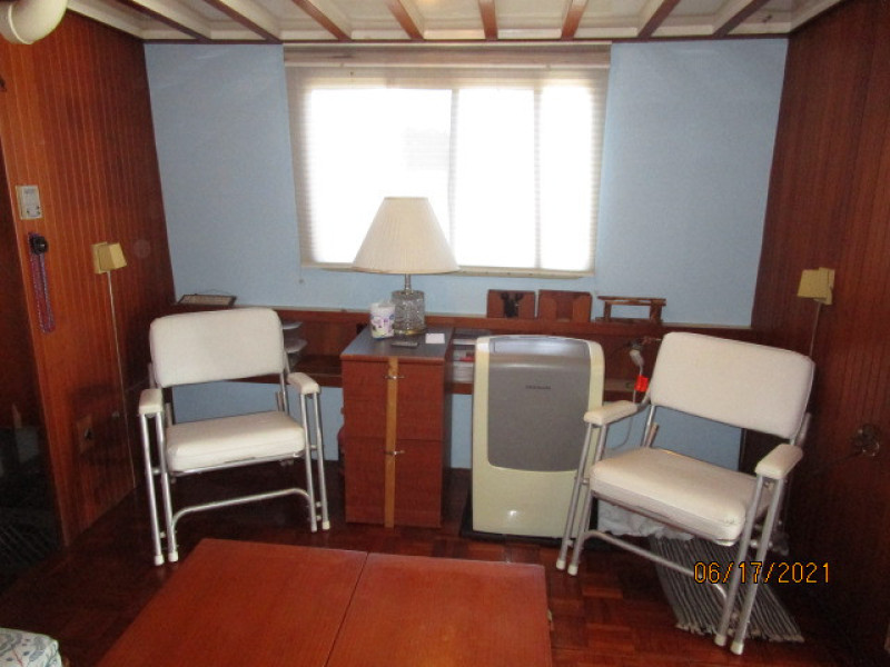 36' Kadey-Krogen salon starboard