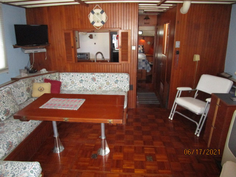 36' Kadey-Krogen salon forward
