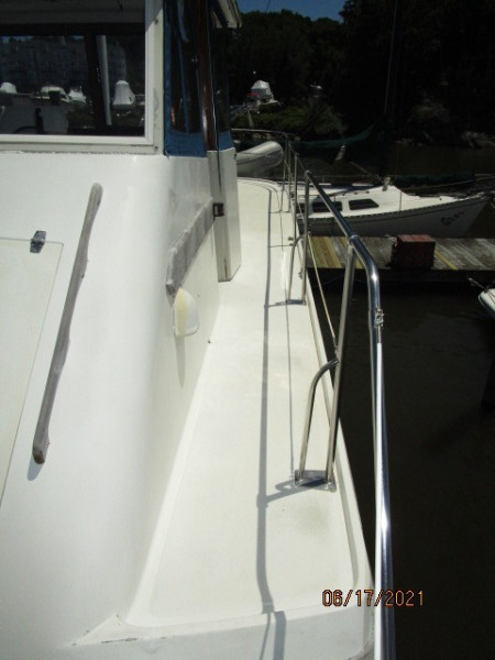 36' Kadey-Krogen flybridge port side deck
