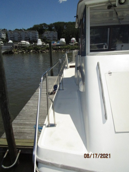 36' Kadey-Krogen flybridge starboard side deck