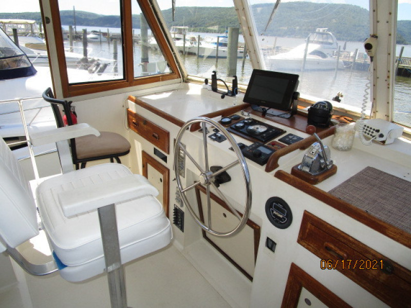 36' Kadey-Krogen flybridge helm1