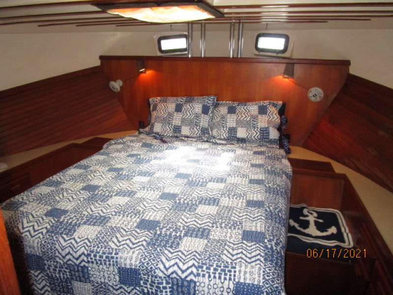 36' Kadey-Krogen stateroom