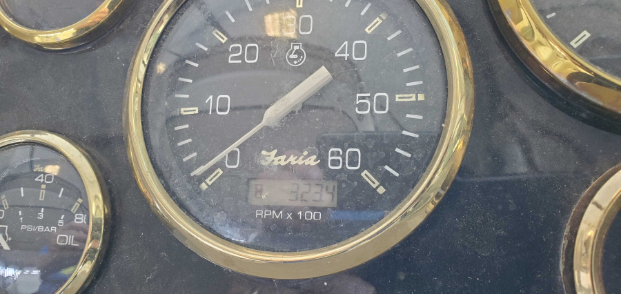 2001 Cruisers Yachts 3470