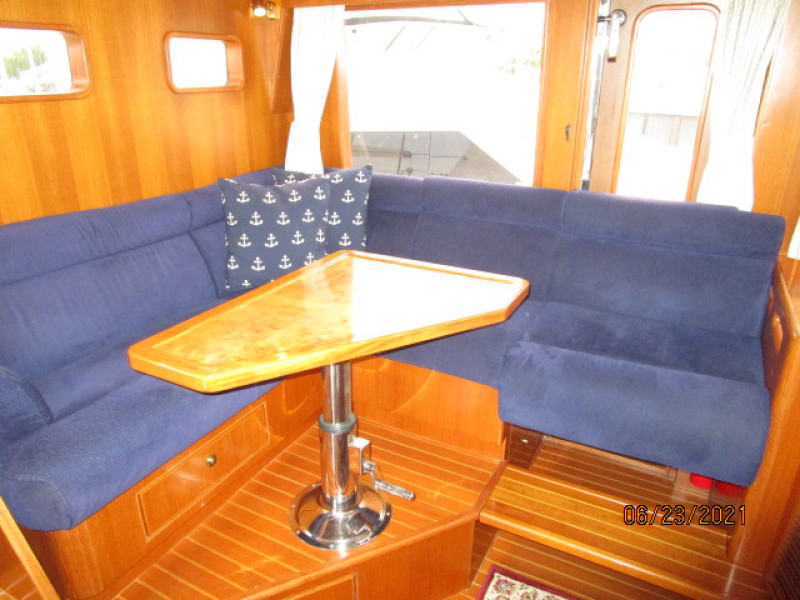 45' Symbol pilothouse seating