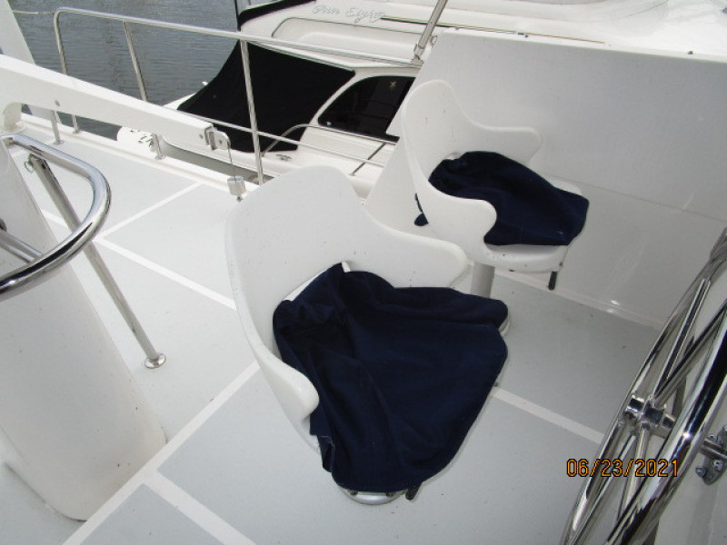 45' Symbol flybridge helmseats