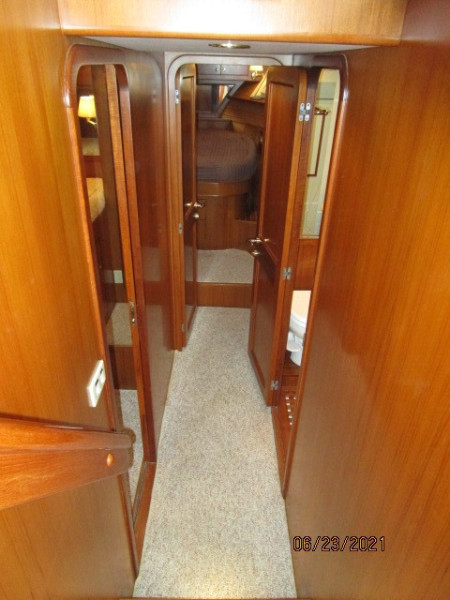 45' Symbol guest companionway