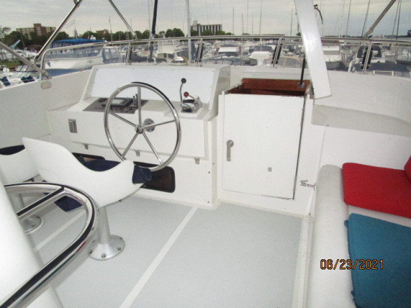 45' Symbol flybridge forward2