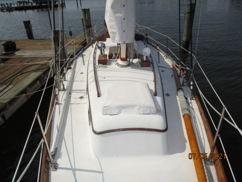 36' Cheoy Lee Sigma foredeck aft