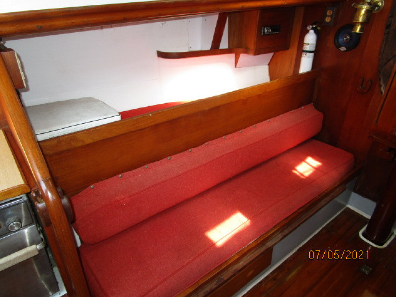 36' Cheoy Lee Sigma salon port