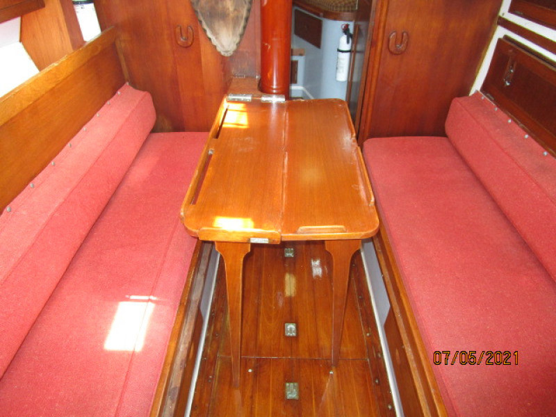 36' Cheoy Lee Sigma salon table2