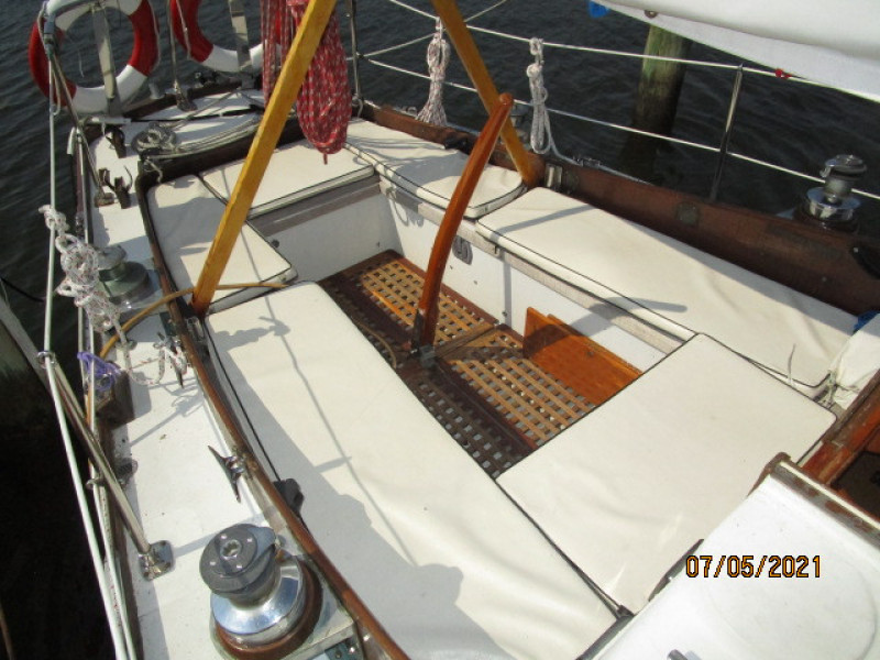 36' Cheoy Lee Sigma cockpit aft2
