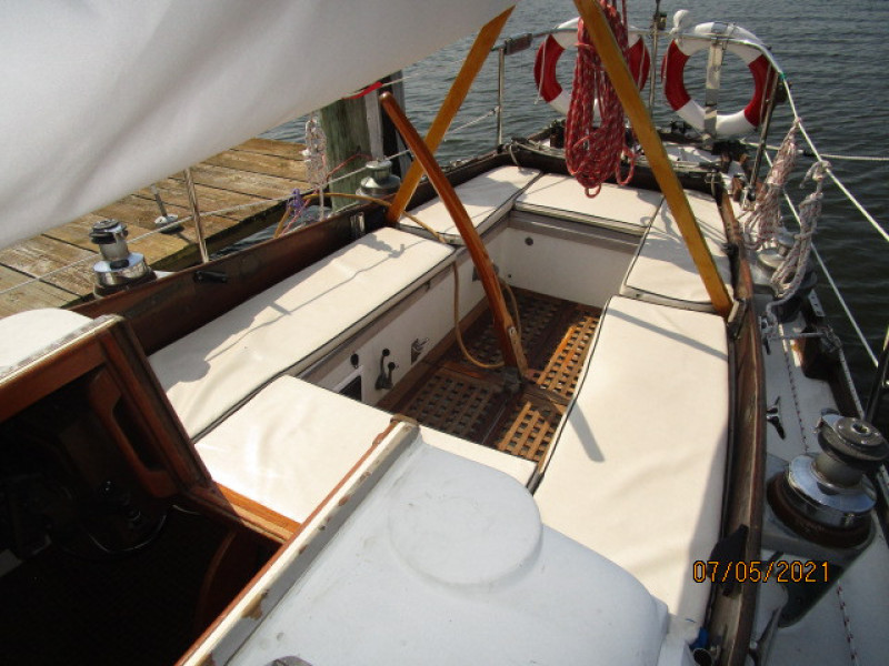 36' Cheoy Lee Sigma cockpit aft1