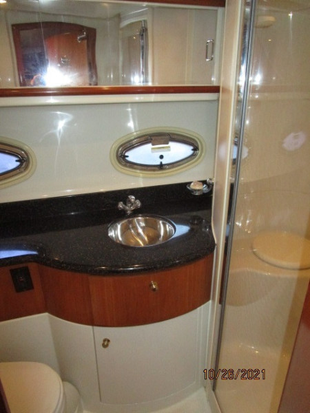 40' Carver master stateroom head