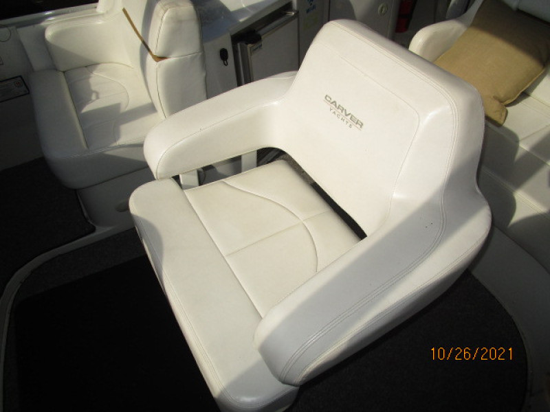 40' Carver flybridge helmseat