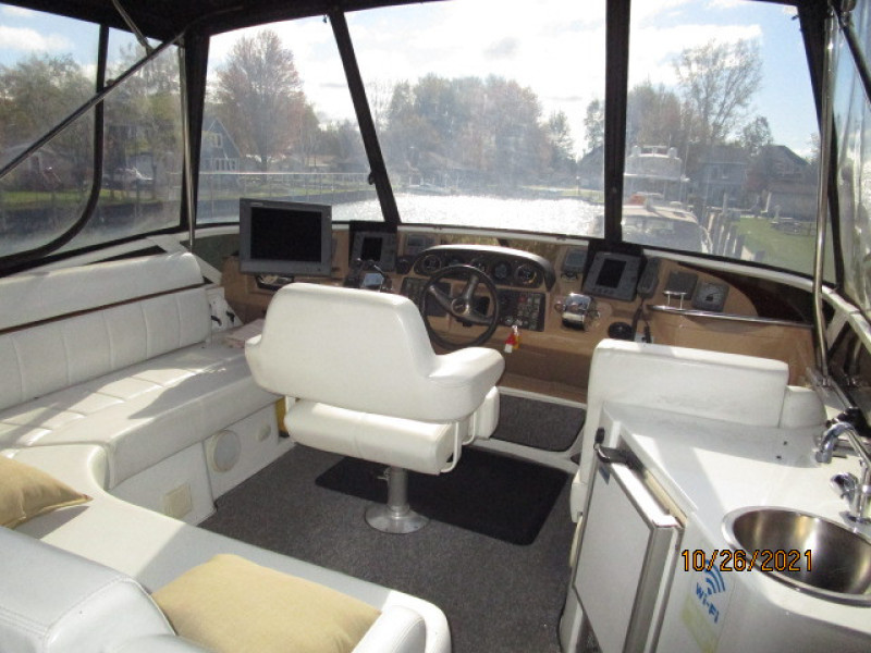 40' Carver flybridge forward