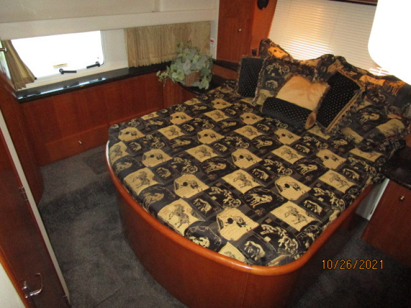 40' Carver master stateroom