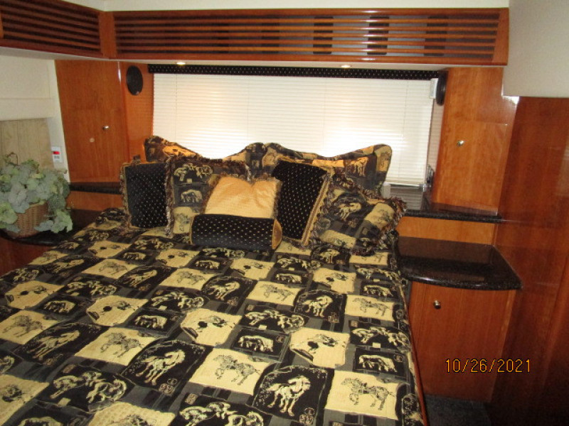 40' Carver master stateroom port