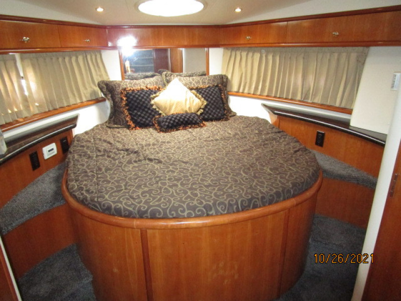40' Carver guest stateroom