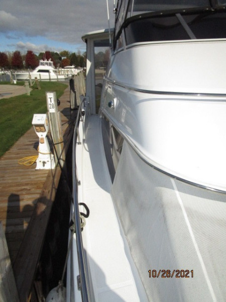 40' Carver starboard side deck1