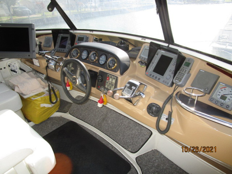 40' Carver flybridge helm3