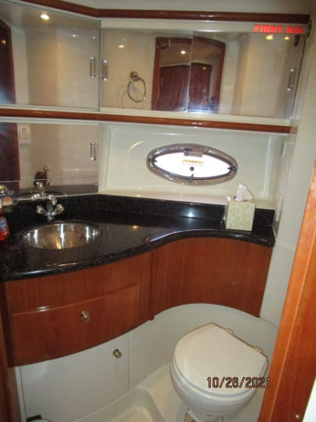 40' Carver guest stateroom head