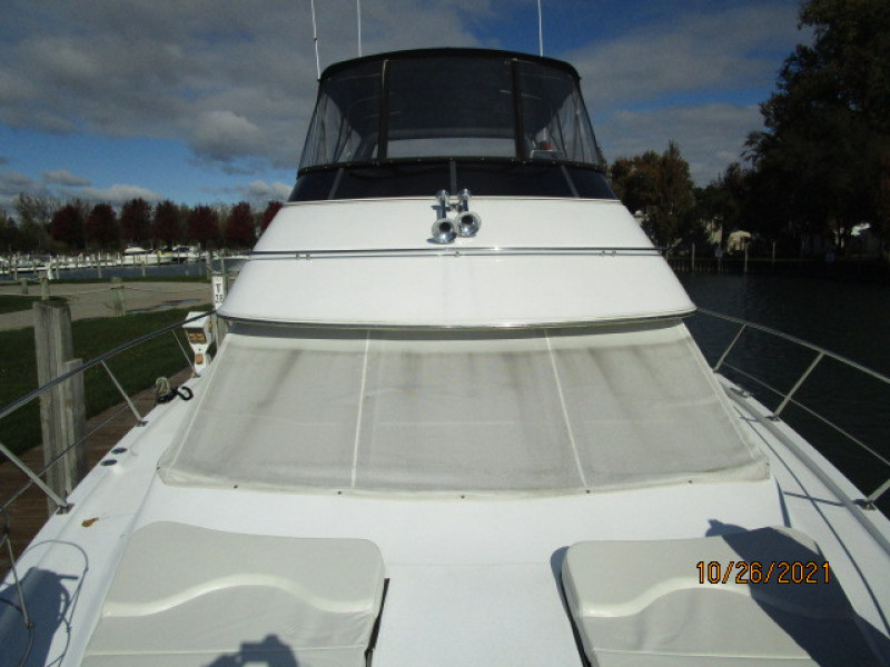 40' Carver foredeck aft