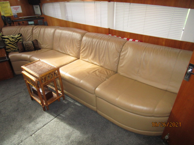 40' Carver salon starboard seating