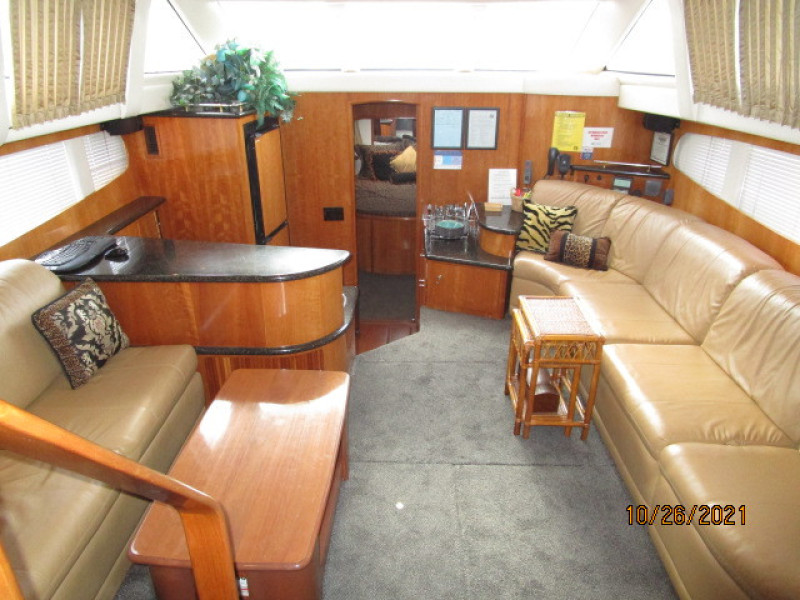 40' Carver salon forward