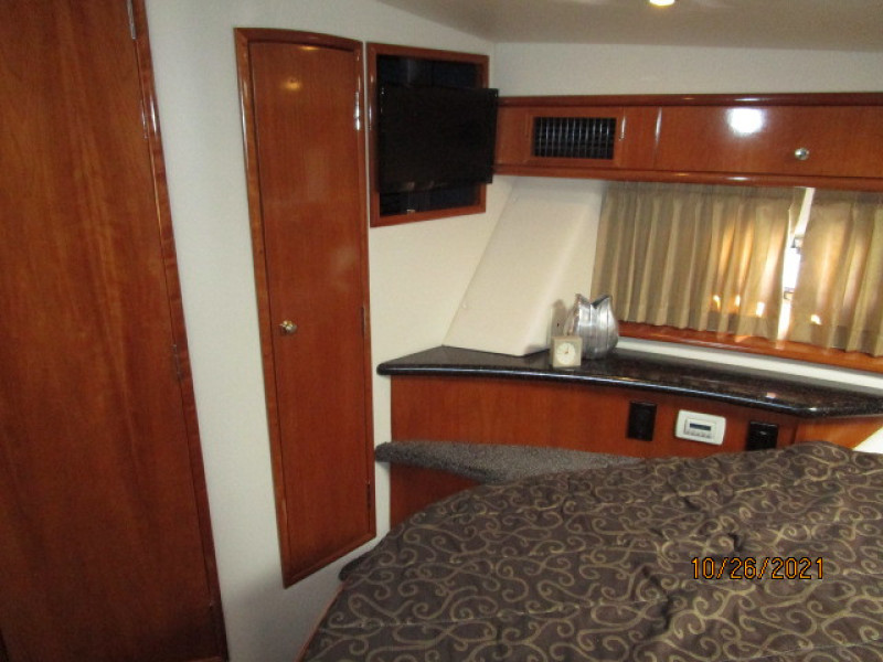 40' Carver guest stateroom port