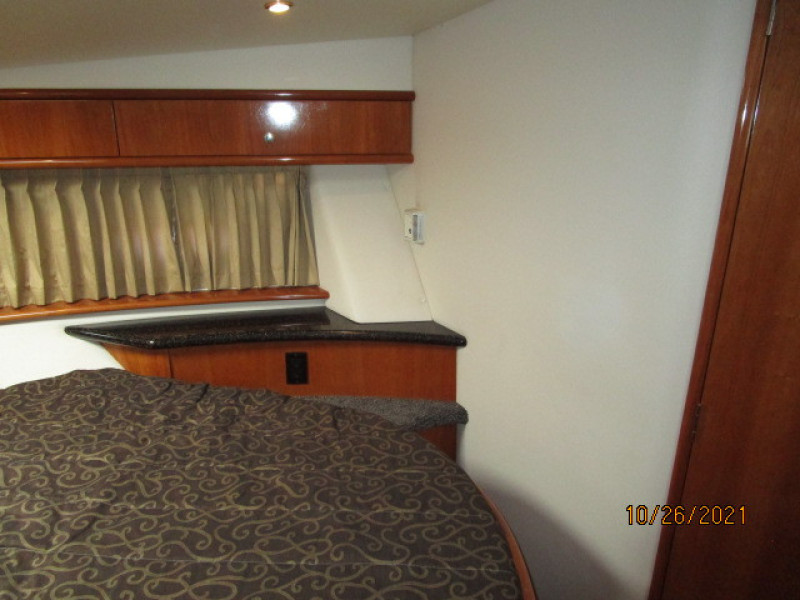 40' Carver guest stateroom starboard
