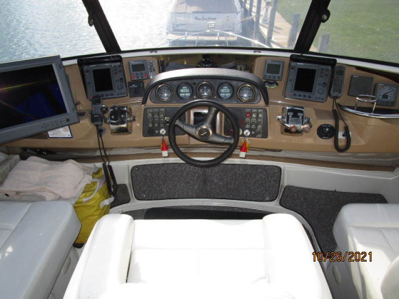 40' Carver flybridge helm1