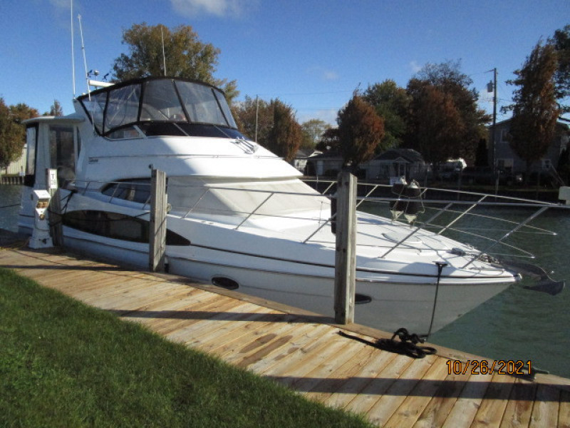 40' Carver starboard forward profile