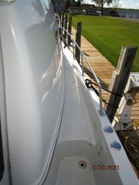40' Carver starboard side deck2