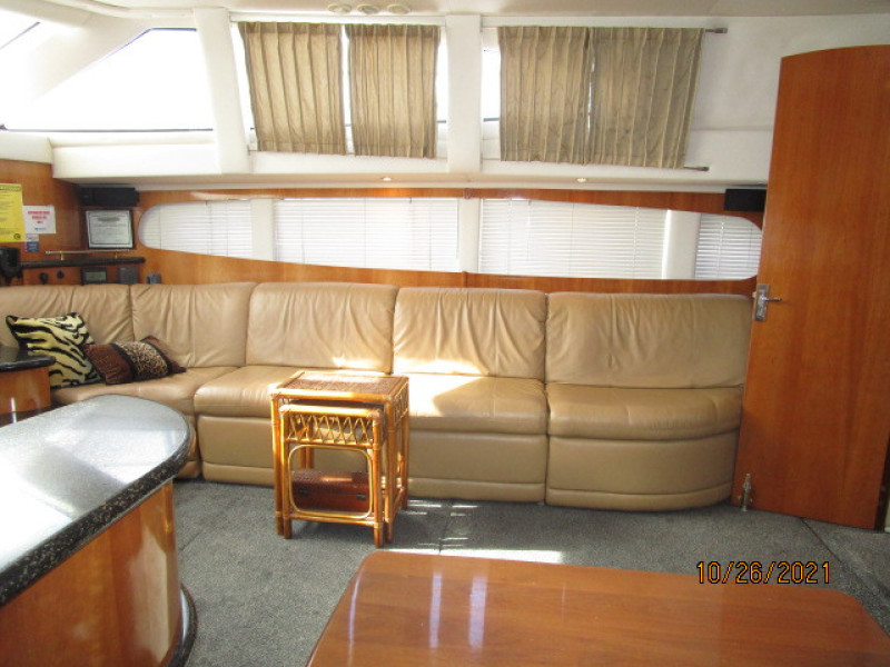 40' Carver salon starboard