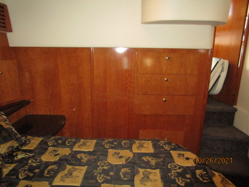 40' Carver master stateroom forward