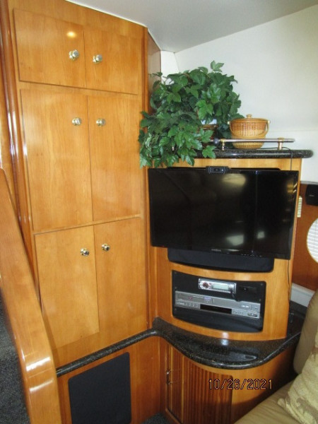 40' Carver salon port aft
