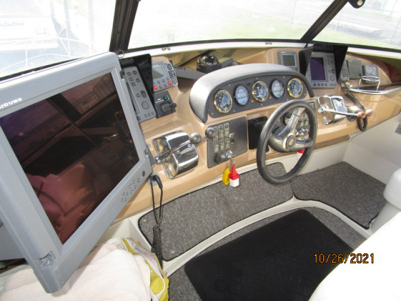 40' Carver flybridge helm2
