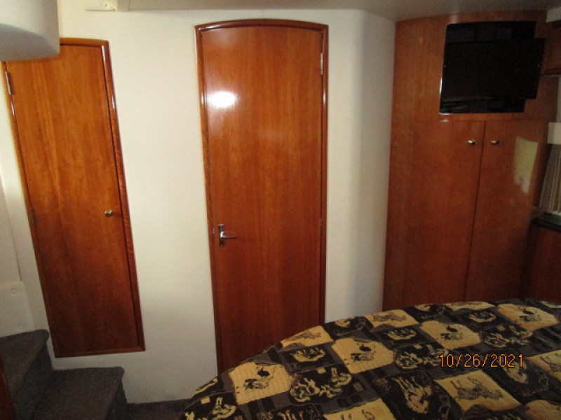 40' Carver master stateroom starboard