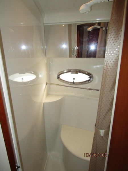 40' Carver guest stateroom shower