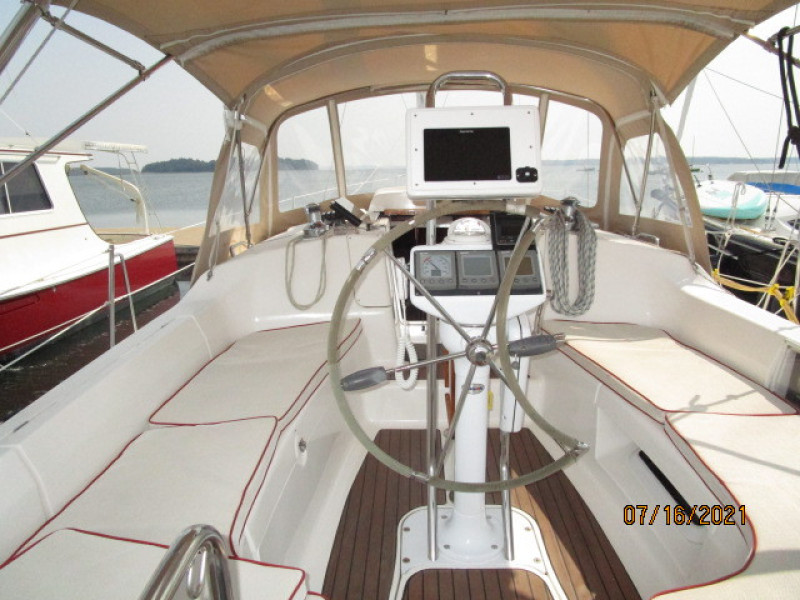 38' Marlow-Hunter cockpit forward